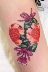 桃心和花朵搭配的一组纹身图片赏析