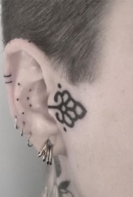 耳朵纹身 耳朵上的9款个性小纹身图片