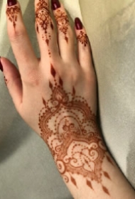 手背印度海娜手绘纹身的作品图片赏析
