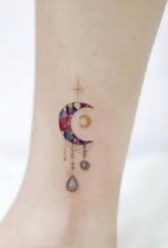 小清新月亮主题的9款女生月亮纹身图片