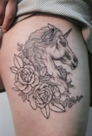 黑灰色的马头纹身图案作品赏析