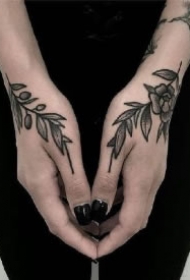 虎口花草纹身 手背上虎口位置的黑灰小花草纹身作品