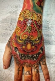 手背唐狮纹身 手背上传统的唐狮花手背纹身作品