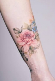 一组小清新花卉彩色纹身图案