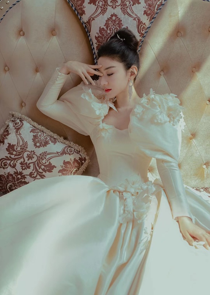 黄奕奶白色公主裙高贵优雅写真