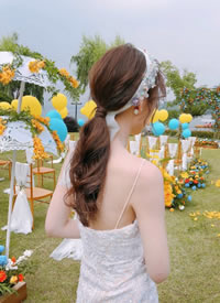 充满仪式感的浪漫草坪婚礼 美丽大方的发型