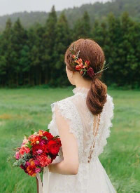 以花朵为装饰的新娘发型，仙气十足