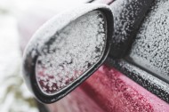冬天红色的车结霜图片(10张)