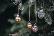 圣诞装饰在树上的挂饰图
