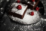 正在制作的树莓巧克力蛋糕图片(11张)