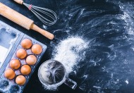 打蛋器和鸡蛋等厨房用品图片(14张)