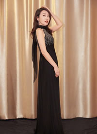 闫妮身穿Alberta Ferretti 秋冬系列黑色长裙