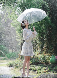 IU李知恩唯美雨天唯美户外写真图片