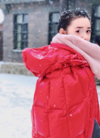蒋依依雪中红衣甜美写真图片