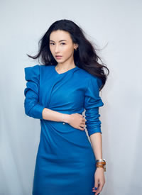 张柏芝蓝色皮革连衣裙搭配甜酷有型，美出新高度