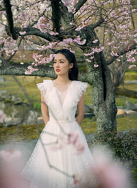 李沁穿仙女裙在樱花下唯美浪漫写真