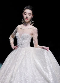 米露一袭白纱裙现身北京时装周，仙气十足