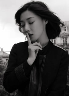 邓家佳巴黎拍写真 黑白色调时尚气息弥漫
