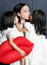 钟丽缇携女儿拍时尚COSMO杂志写真