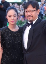 姜文携妻子威尼斯红毯秀 中国导演闪耀电影节