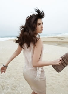 尹恩惠海边拍摄广告写真 清新靓丽犹如邻家女孩