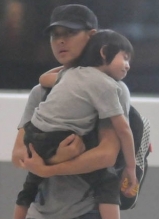 林志颖一家现身机场 小Kimi在爸爸肩膀甜甜入睡