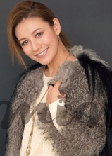 江若琳登米娜杂志封面展现甜美笑容