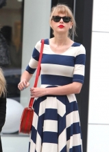 泰勒·斯威夫特蓝白条纹裙引领时尚