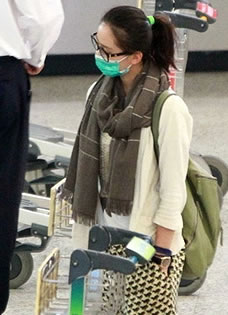 刘诗诗机场被偷拍照曝光 戴口罩遮不住明星范
