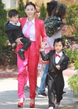 张柏芝携儿子喜气红套装参加弟弟婚礼