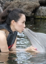 章子怡微笑亲吻海豚 天后尽展邻家女孩范