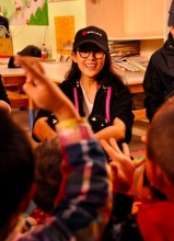 章子怡携手宝格丽考察救助地区 与儿童们交流