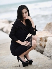 Angelababy室外黑裙高跟优雅写真