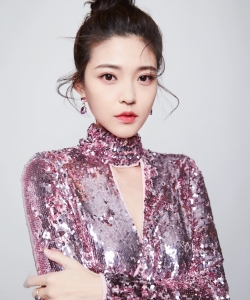 演员王妍之粉色亮片礼服时尚性感写真