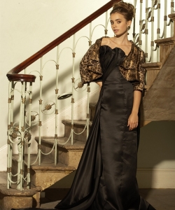莉莉·科林斯黑色长裙优雅贵妇写真图片