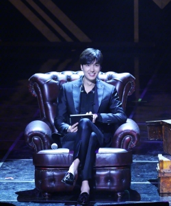 李敏镐韩国首尔图片：黑色西装演绎绅士霸道总裁