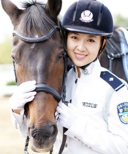 实拍大连女骑警训练基地 大连女骑警图片