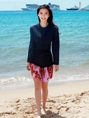 Angelababy海边沙滩秀美腿