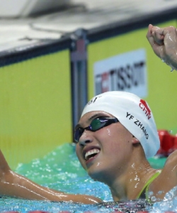 2018年雅加达亚运会：中国选手张雨霏女子200米蝶泳夺冠图片