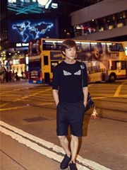 张鲁一香港街拍照片 拍摄遭粉丝围观
