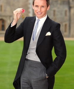 埃迪·雷德梅恩被英女王授予勋章图片