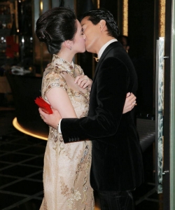 陈晓东与妻子面见媒体 大方接吻场面感人