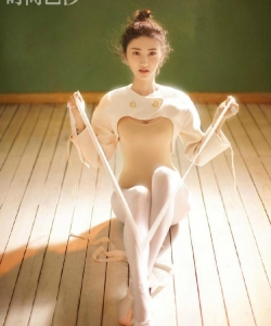 景甜化身芭蕾少女时尚杂志写真
