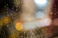 窗子上的雨滴图片(10张)