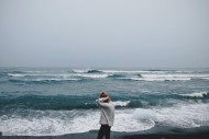 站在海边拍照的人图片(10张)