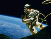 探索宇宙-太空中的宇航员图片(29张)