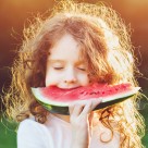 开心吃西瓜的人物特写图片(15张)