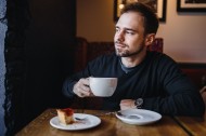 喝咖啡的男人图片(9张)