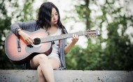 弹吉他的少女图片(20张)