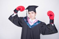文武双全的大学毕业生训练拳击图片(8张)